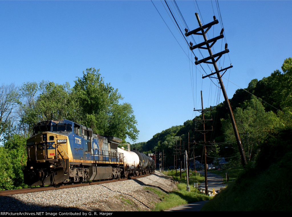 CSXT 7739 solo on Q303 passing the leaning pole of Reusens
